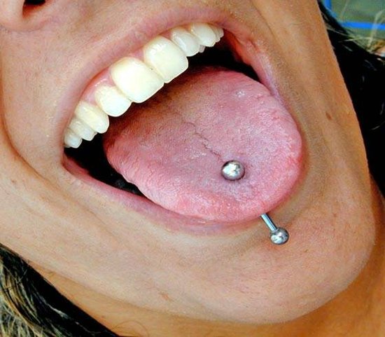 piercings umbigo. lingua no umbigo piercings